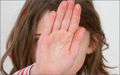 Stoppzeichen mit offener Hand vor dem Körper